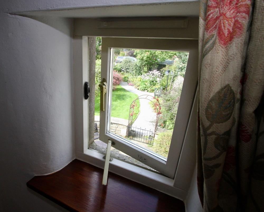 فندق آشفيلد هاوس غراسينغتون المظهر الخارجي الصورة A window open for ventilation