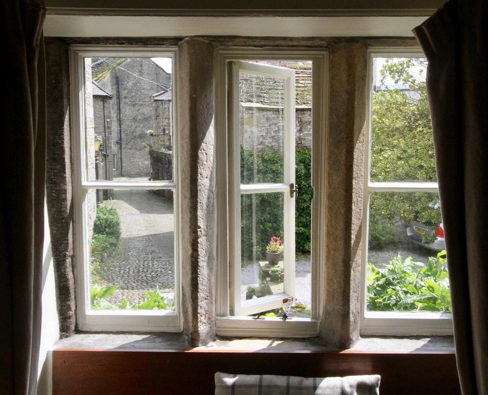 فندق آشفيلد هاوس غراسينغتون المظهر الخارجي الصورة A window with a mullion frame
