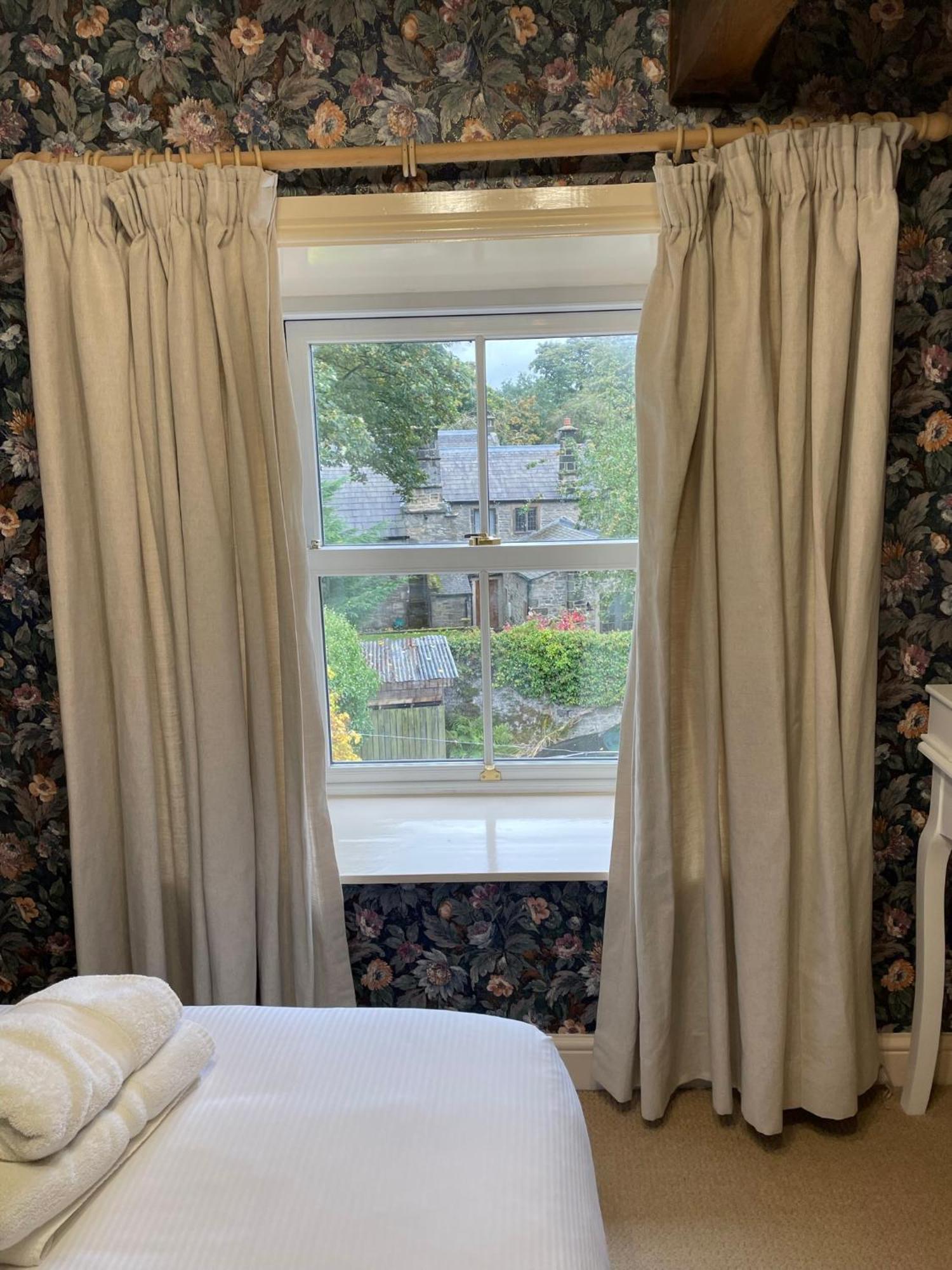 فندق آشفيلد هاوس غراسينغتون الغرفة الصورة Curtains in a window