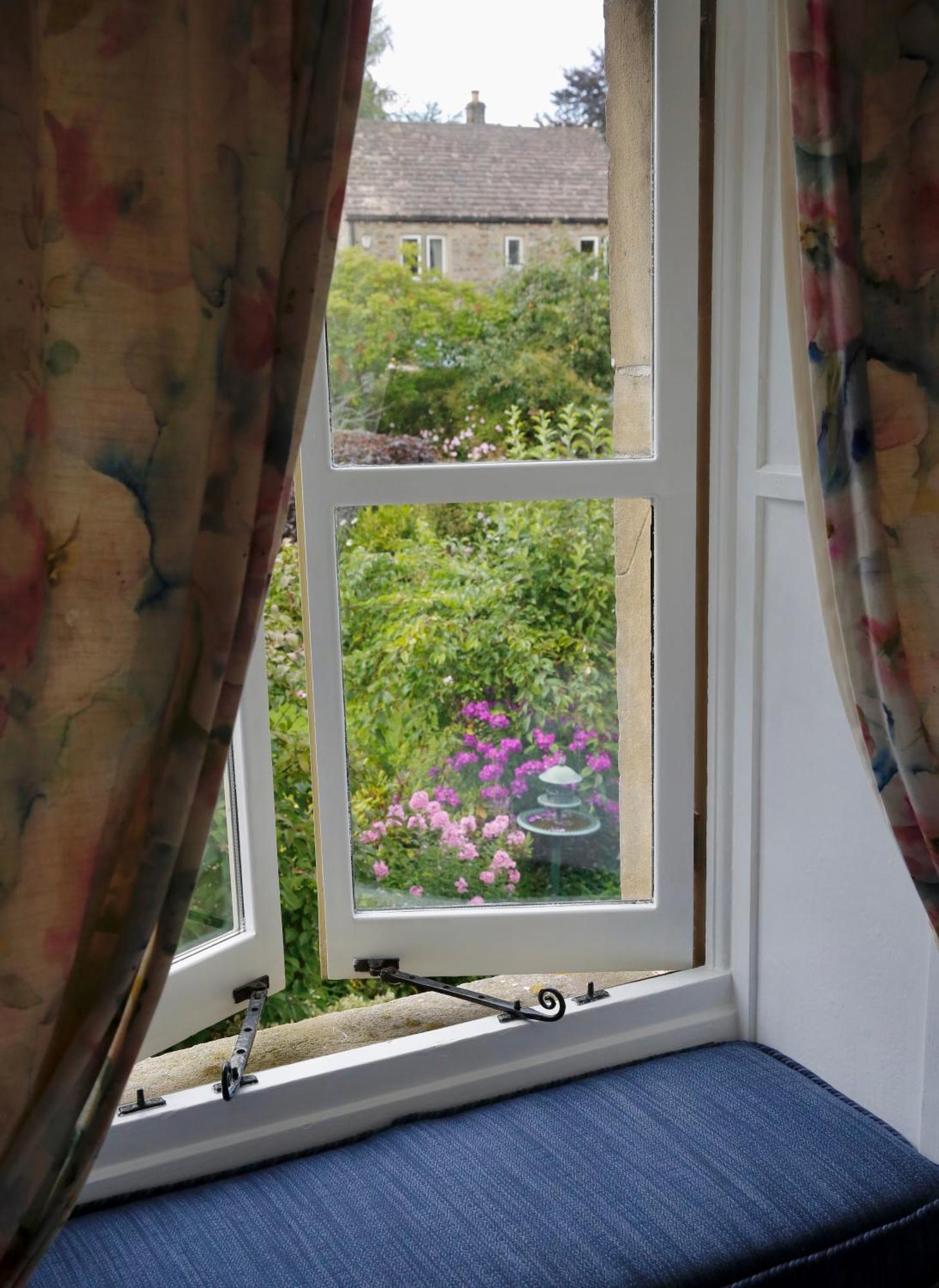 فندق آشفيلد هاوس غراسينغتون الغرفة الصورة A window with curtains