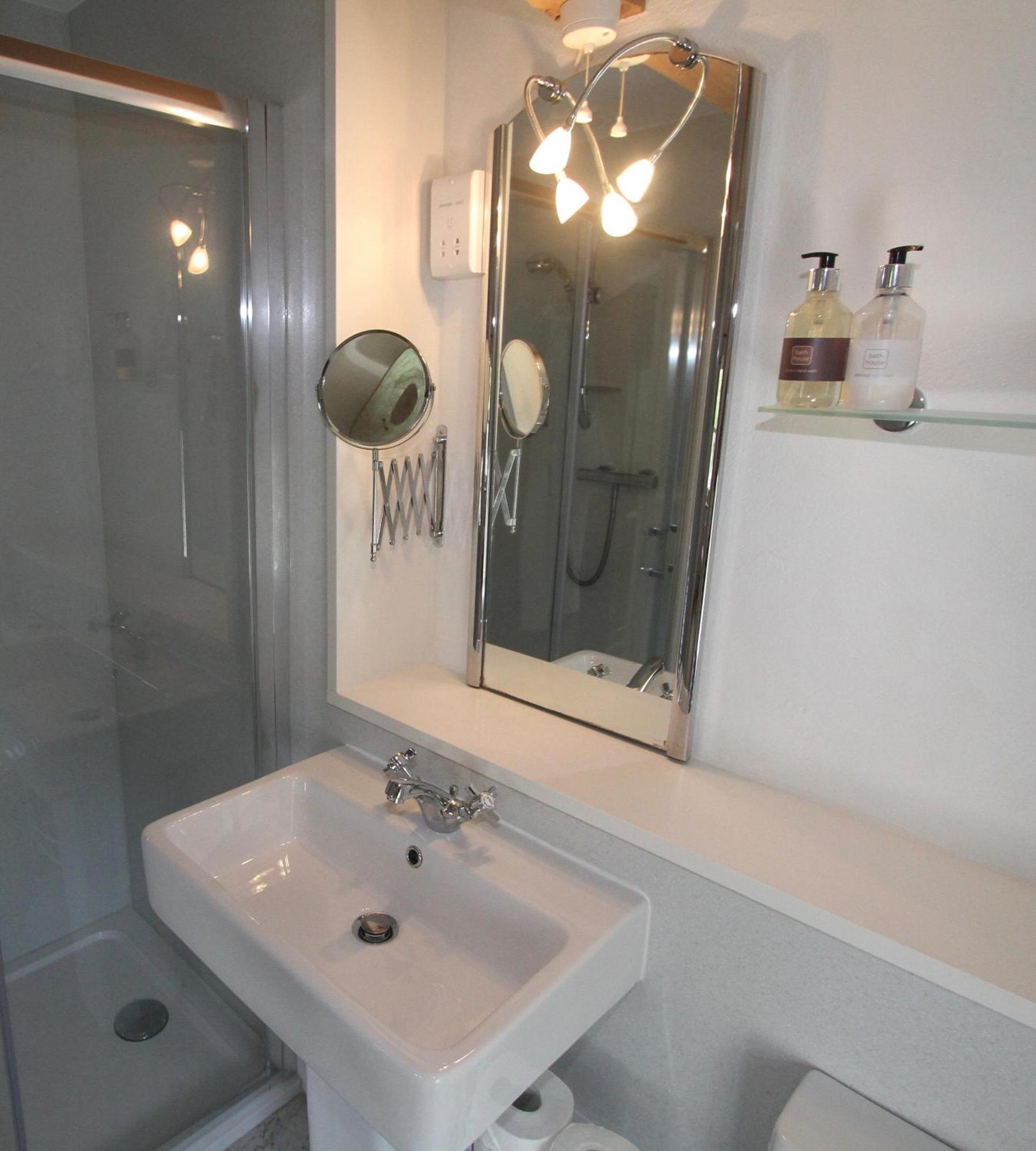 فندق آشفيلد هاوس غراسينغتون الغرفة الصورة A bathroom in a hotel